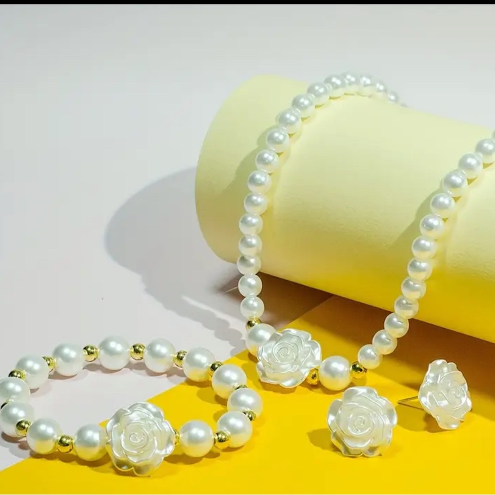 Elegant Pearl and Rose Jewelry Set - Picture 5 of 6